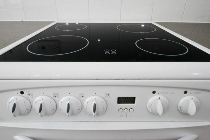 plaque de cuisson électrique blanche classique à quatre feux avec cadrans