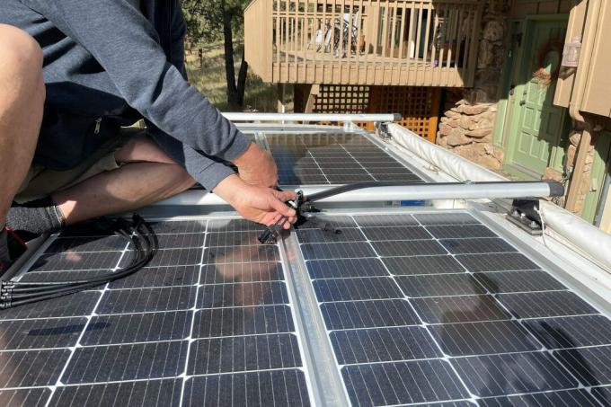 installera solpaneler på taket