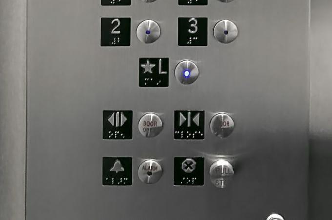 أزرار المصعد