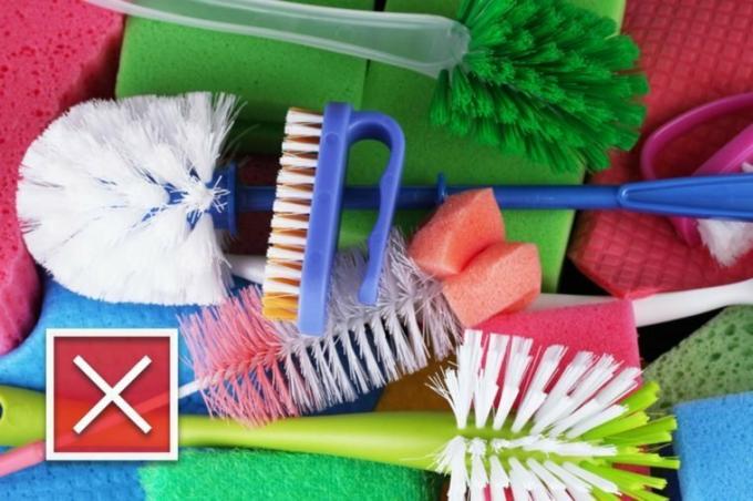 Muchas esponjas y cepillos de colores para las tareas del hogar.