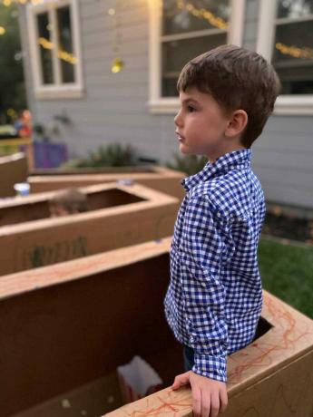 طفل يقف في صندوق