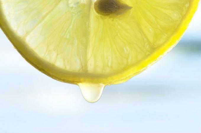 Čerstvá citronová šťáva z citronu.