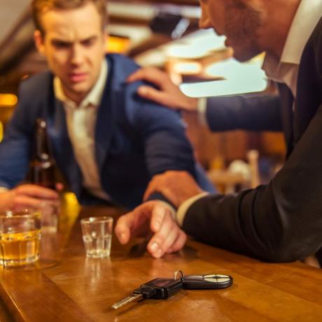 οδήγηση υπό την επήρεια αλκοόλ ενώ βρίσκεστε κάτω από το μπαρ επιρροής