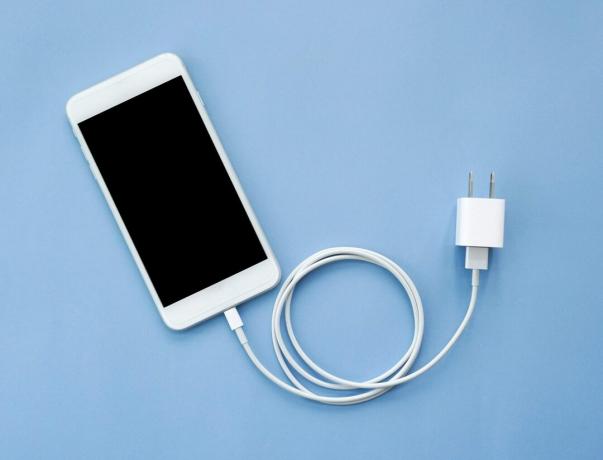 Smartphone Plug -in with Charger Adapter σε μπλε κάτοψη φόντου