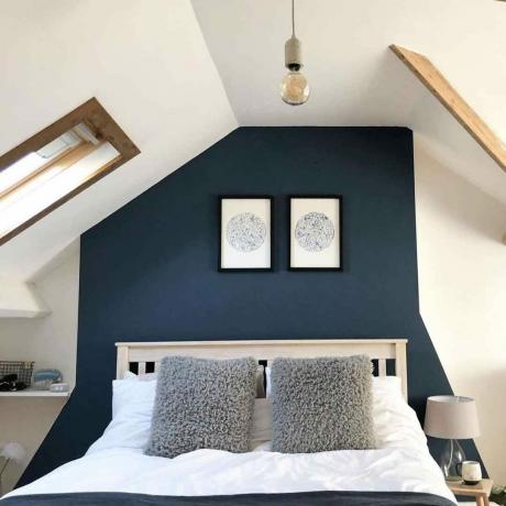 mansarda guļamistaba ar zilu sienu