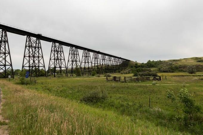 Puente de ferrocarril de armadura de acero al oeste de Minot, Dakota del Norte en un día de verano.