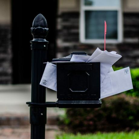En overfylt postkasse leser som en invitasjon til innbrudd.