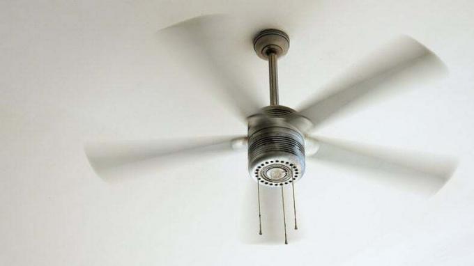 Il ventilatore da soffitto ruota sul soffitto della stanza. Climatizzatore elettrico.