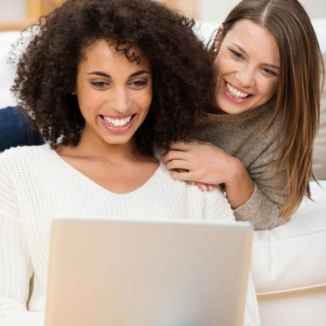 Shutterstock_181392530 Bilgisayar araştırmasına bakan kadınlar bir ev müfettişi planlama planı buluyor dizüstü bilgisayarı keşfetti