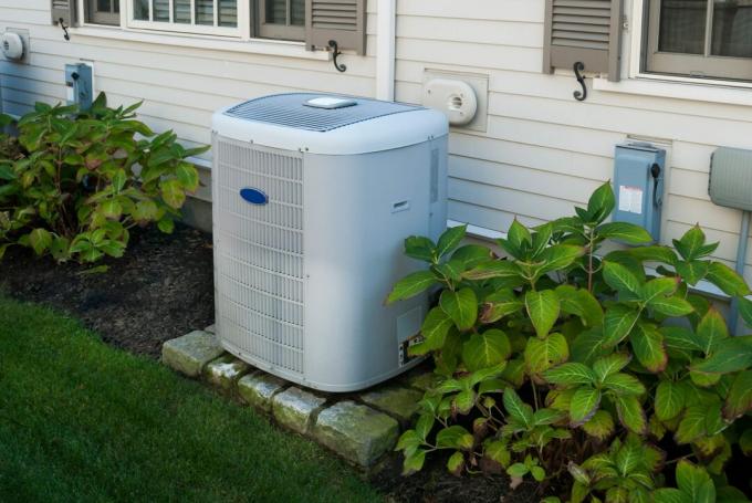 Verwarming en airconditioning omvormer aan de zijkant van een huis