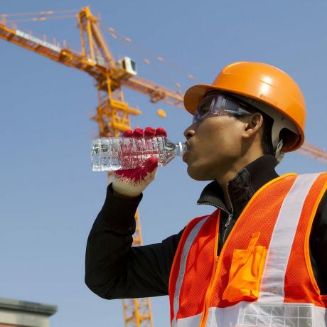 Karščio stresas, darbuotojas geria vandenį