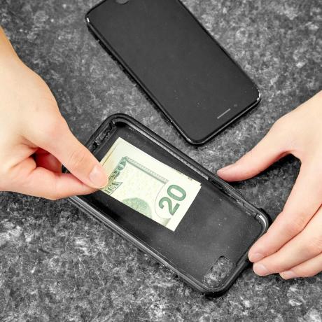 скривање новца у торбици за телефон