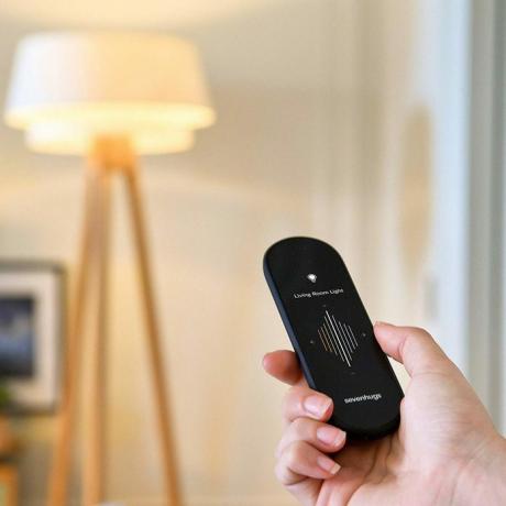 Sevenhugs-smart-remote-sets-living-room-luces