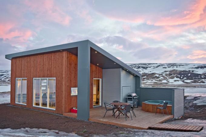 sončni vzhod v počitniški hiši na Islandiji pozimi