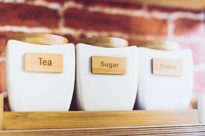 Moderne witte thee suiker koffiebussen set van drie. Keramische containers.