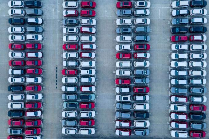 चिप की कमी के कारण चीन में एक पार्किंग स्थल पर नई कारों का हवाई दृश्य