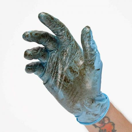 Носіння рукавичок для захисту від небезпечних дистилятів | Поради щодо будівництва