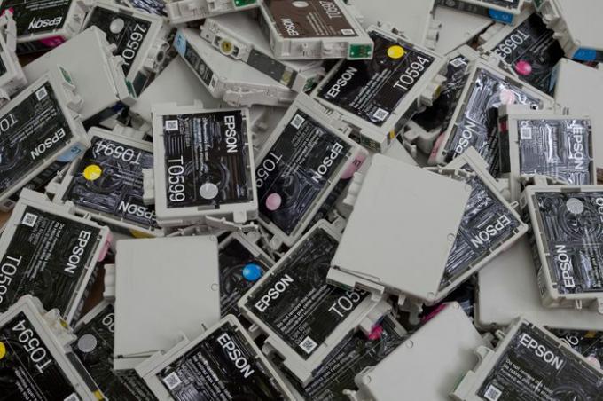 FALLS CHURCH, VA - JÚLIUS 18.: Egy rakás használt, nem újratölthető OEM márkájú tintapatron, amely műanyag újrahasznosításra kerül, 2014. július 18 -án, a Falls Church, VA -ban.