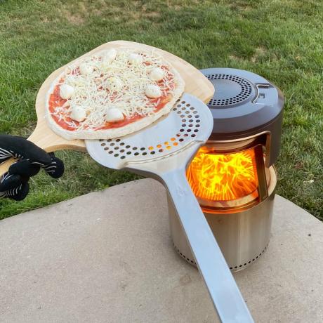 poner una pizza en el Solo Stove Pi Fire