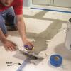 Comment poser du carrelage: installer un sol en carreaux de céramique dans la salle de bain (bricolage)