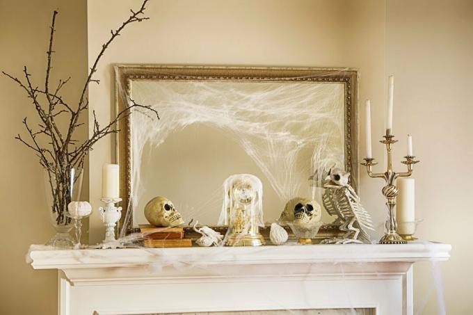 Decoraciones de Halloween para chimenea con calaveras variadas, telarañas y adornos de otoño