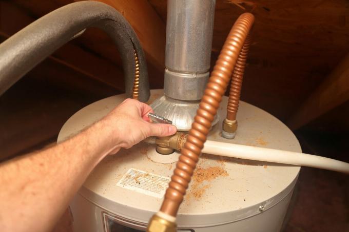 válvula de liberação de temperatura e pressão no tanque de água quente