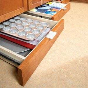 Come costruire cassetti sotto l'armadio e aumentare lo spazio di archiviazione della cucina