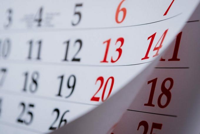 Måned på en kalender set i en skrå vinkel med selektivt fokus på datoer og tal