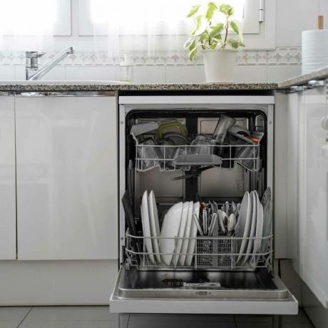 Машина за прање посуђа Геттиимагес 1220405482