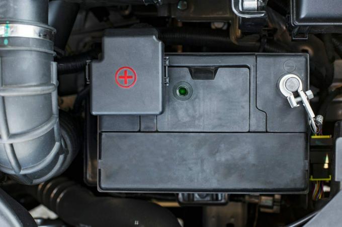 avtomobilski akumulator in žice, povezane z njim, na plitki globinski ostrini
