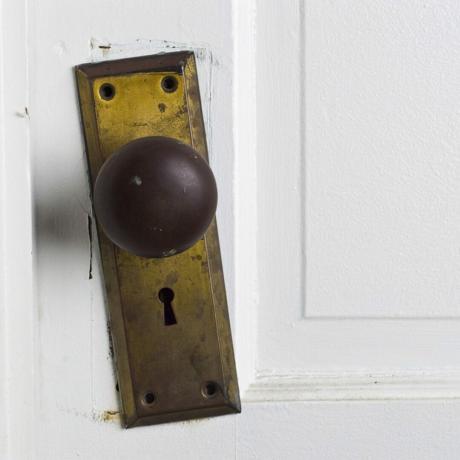 shutterstock_10664512 luźna klamka do drzwi naprawa domu napraw to?