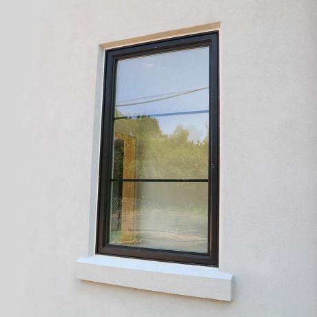 Una ventana empotrada sellada con tapajuntas líquido | Consejos para profesionales de la construcción