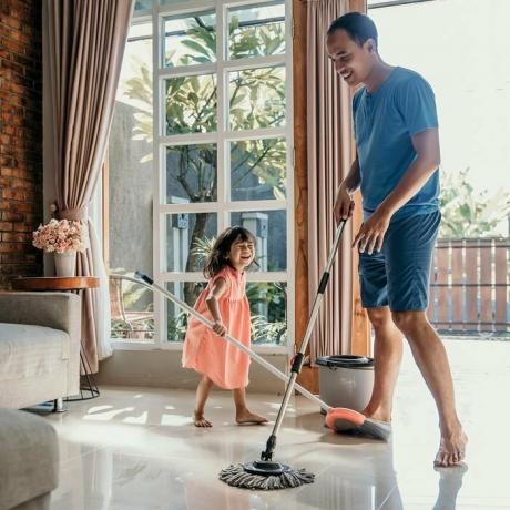 Maža mergaitė Padėkite savo tėčiui atlikti namų ruošos darbus