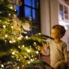 クリスマスツリーにライトをつける方法