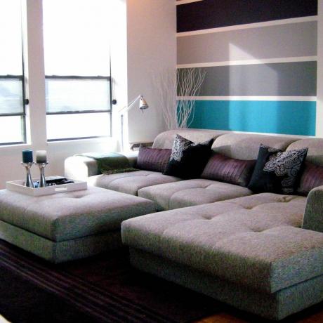 horizontālās svītras krāso dzīvojamo istabu
