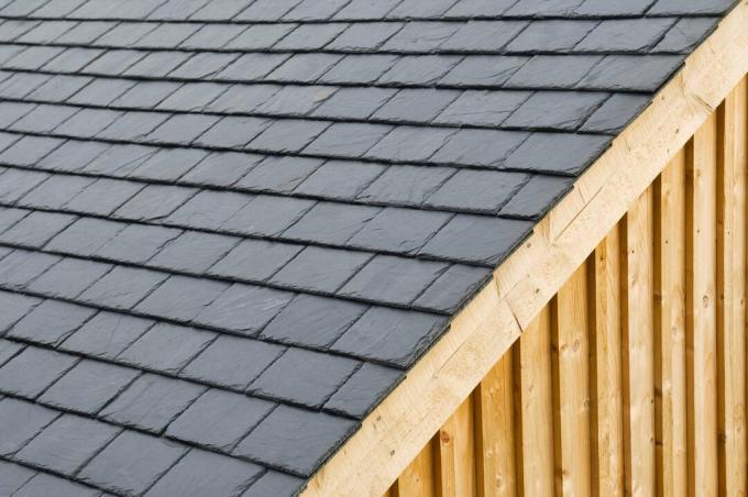 Едър план на тъмносиви покривни плочи