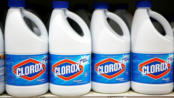 flasker Clorox på en hylle i en matbutikk