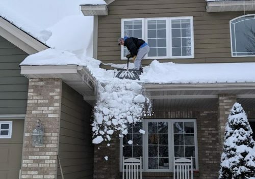 Лопатою снігу з даху