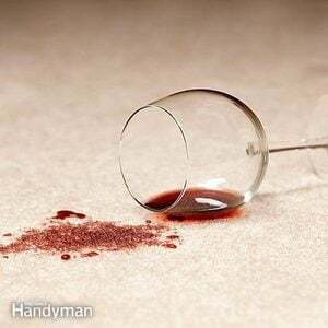 Hvordan få rødvin, kaffe og tomatsaus flekker ut av teppet