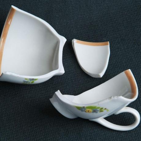 rozbitá keramika na šálku čaju