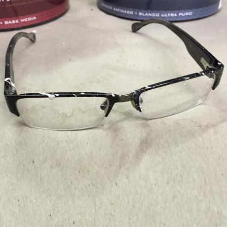 Staré brýle používané jako ochrana očí během špinavé práce