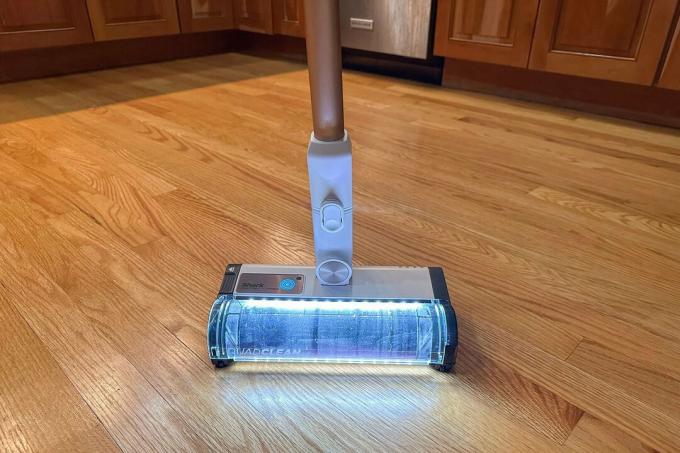 Shark Cordless Pro Vacuum membersihkan lantai