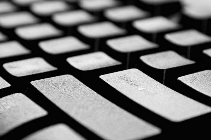El teclado de la computadora negra de cerca