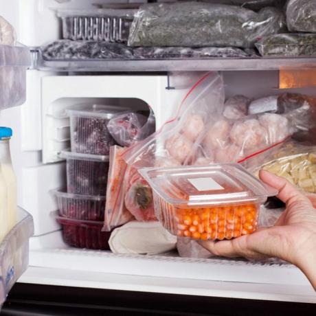 冷蔵庫の冷凍食品。 