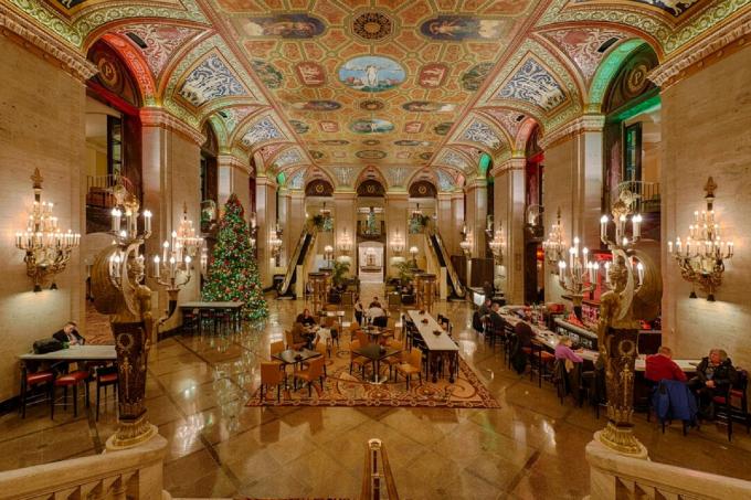 CHICAGO, ILLINOIS - 18 ธันวาคม 2013: ล็อบบี้ของโรงแรม Palmer House อันเก่าแก่ (1875) เมื่อวันที่ 18 ธันวาคม 2013 ในเมืองชิคาโก รัฐอิลลินอยส์