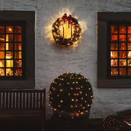 shutterstock_524099515-1200x1200 exterior de la casa durante el tiempo de navidad guirnalda luces de navidad