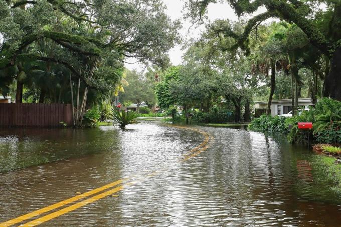 फोर्ट लॉडरडेल, फ्लोरिडा, संयुक्त राज्य अमेरिका में पड़ोस की सड़कों पर बाढ़ आ गई।