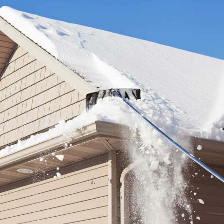 takrake som trekker snø fra taket