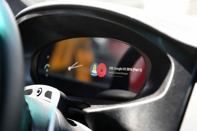 カルフォルニア州マウンテンビューで開催された開発カンファレンス Google IO で、Android オペレーティング システムで実行される車のダッシュボードの表示が見られる