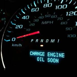 Hogyan lehet visszaállítani az olajcsere lámpát egy autóban